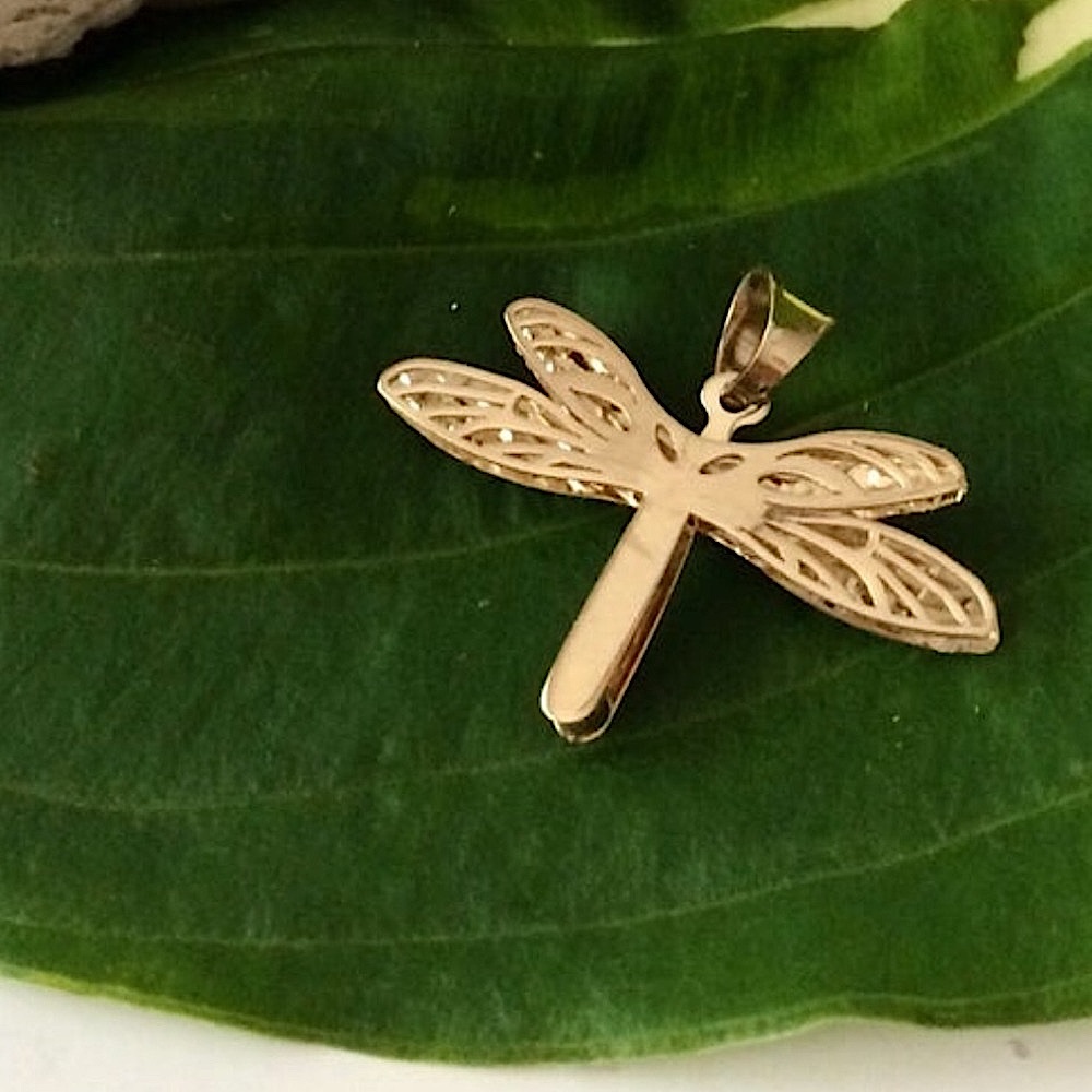 14K Gold Polished Cut-out Dragonfly Pendant.